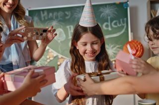 Kiedyś wystarczyły cukierki, dziś trzeba kupić prezenty dla całej grupy. „Tu nawet nie chodzi o pieniądze”