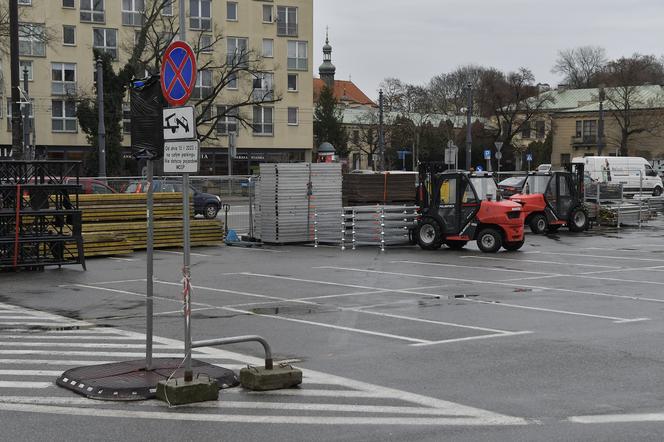 Finał WOŚP 2023. Budowa sceny w Warszawie