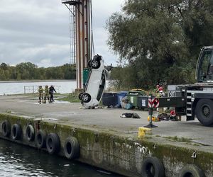 Samochód wpadł do wody, strażacy musieli ratować kobietę. Wielka akcja służb