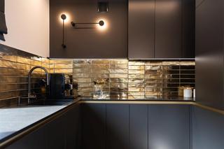 W ciemnych tonach i blasku złota. Nowoczesny dom z nutą elegancji