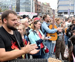 Gitarowe granie z zespołem Dżem na Rynku w Katowicach