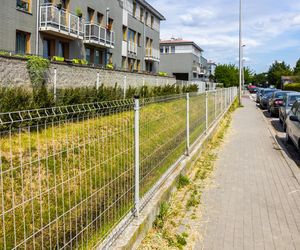 Osiedle jak twierdza w Warszawie. Podwójne ogrodzenie, fosa i mur 