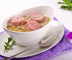 Żurek z białą kiełbasą - prosty, szybki przepis [WIDEO]