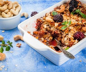 Trochę śniadanie, a trochę deser. Pieczona owsianka z tymi owocami jest pyszna i zdrowa 