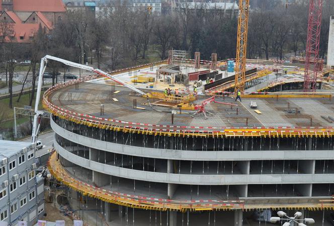 Konstrukcja OVO Wrocław wzrasta. Wylana już została podłoga 5 piętra