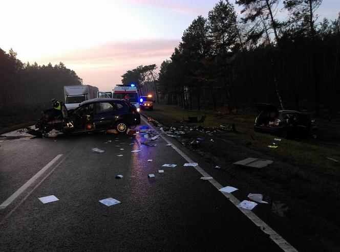 Czołowe zderzenie dwóch aut pod Bydgoszczą. Cztery osoby są ranne