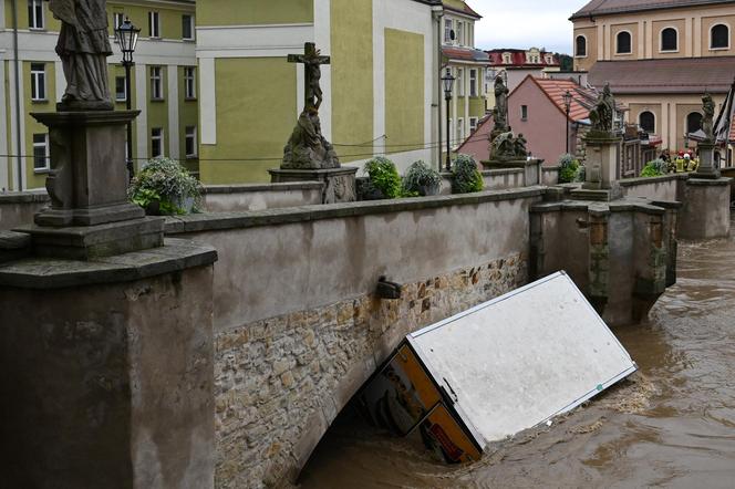 Dynamiczna sytuacja powodziowa. Rzeka Nysa Kłodzka zalała Kłodzko, 15 bm