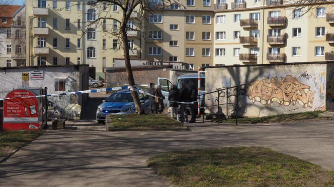 W wiacie śmietnikowej przy ul. Moniuszki znaleziono ciało kobiety