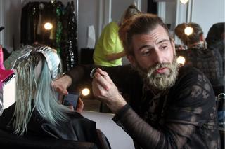 Jednoręki mistrz fryzur