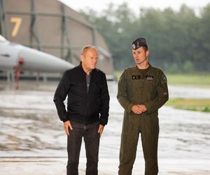 Donald Tusk w bazie lotnictwa w Łasku