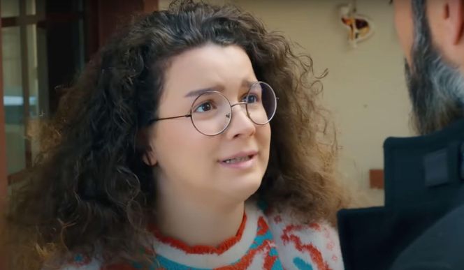 Porywacz Zeynep, Ragip, zjawi się w domu Bulenta i zagrozi, że wplącze Melis w przestępstwo.