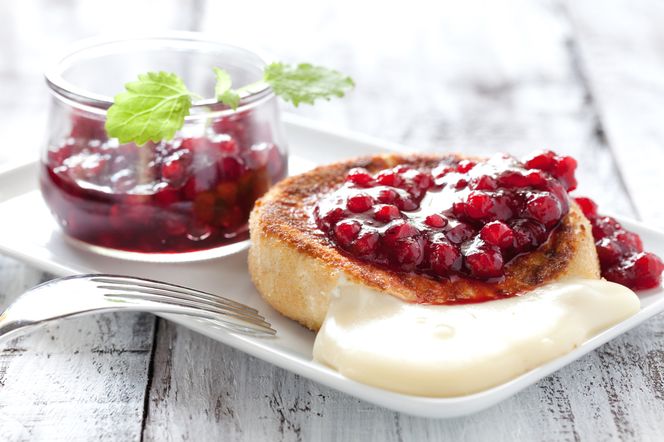 Przepis na przystawkę Ewy Wachowicz: camembert z żurawiną