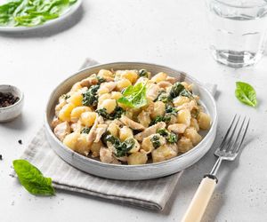 Przepis mam z włoskiej trattorii. Doskonałe gnocchi z tymi dodatkami mają obłędny smak 