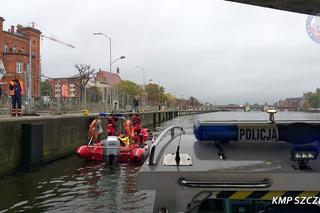 Policjanci i ratownicy WOPR wyciągnęli z Odry nietrzeźwego mężczyznę