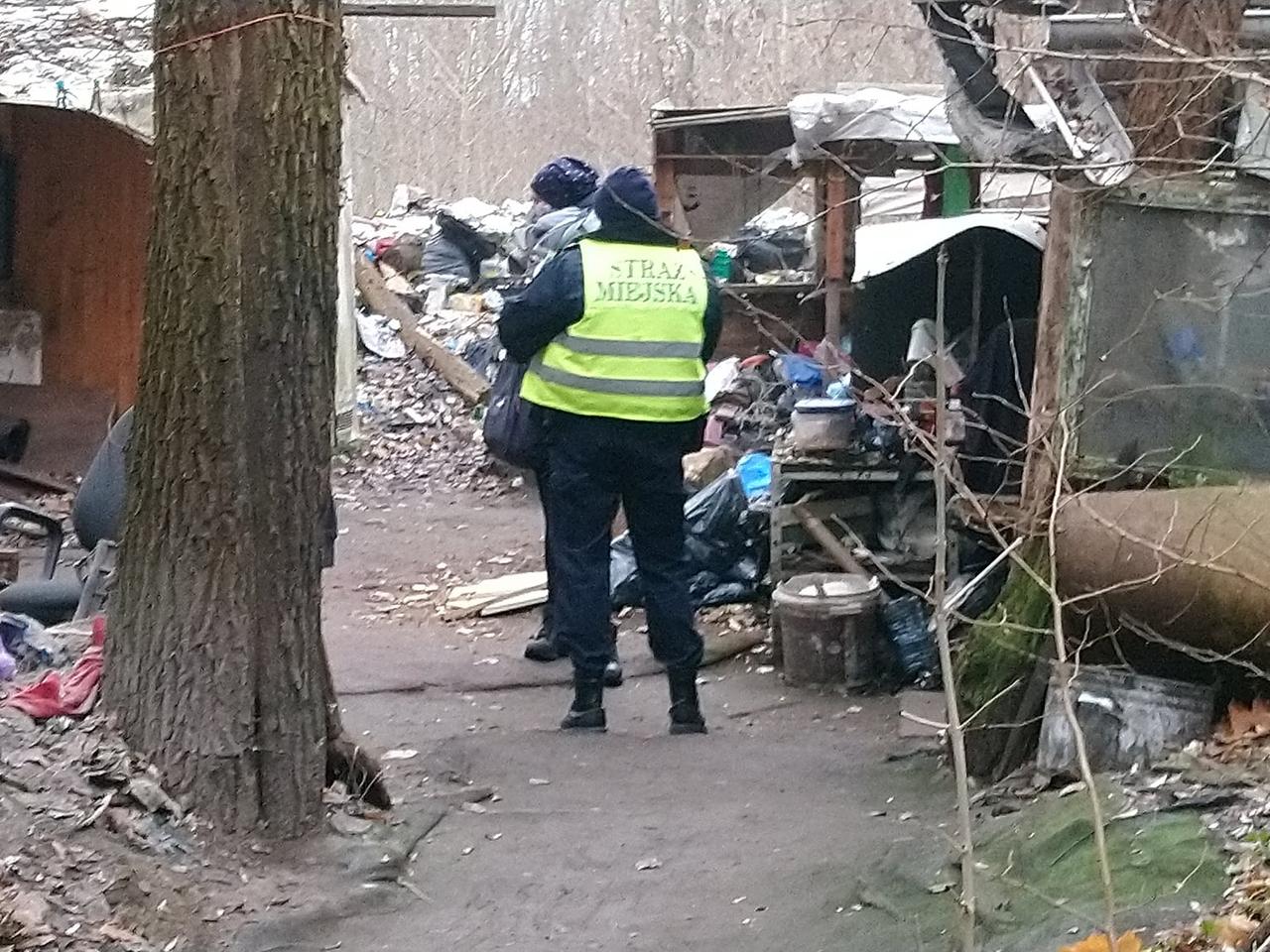 Jak pomagać bezdomnym w czasie świąt? Na pewno popełniasz ten jeden błąd!