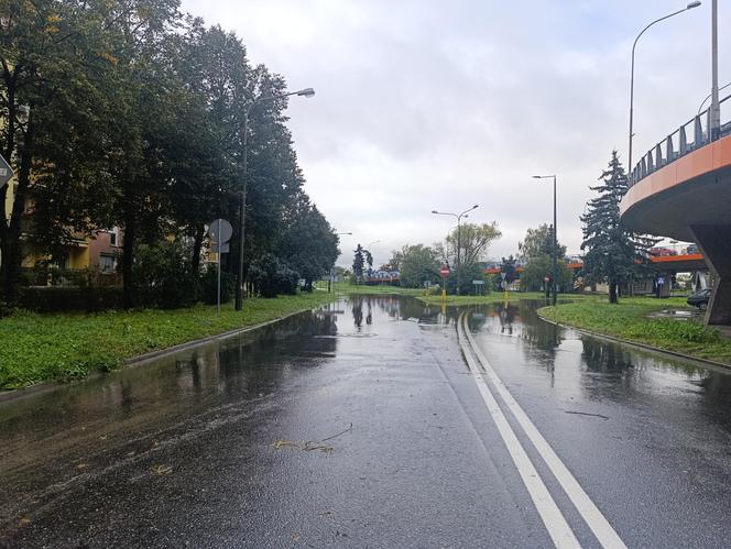 Zagrożenie powodziowe. Głuchołazy. Woda przelała się przez wały. Zalewa miasto