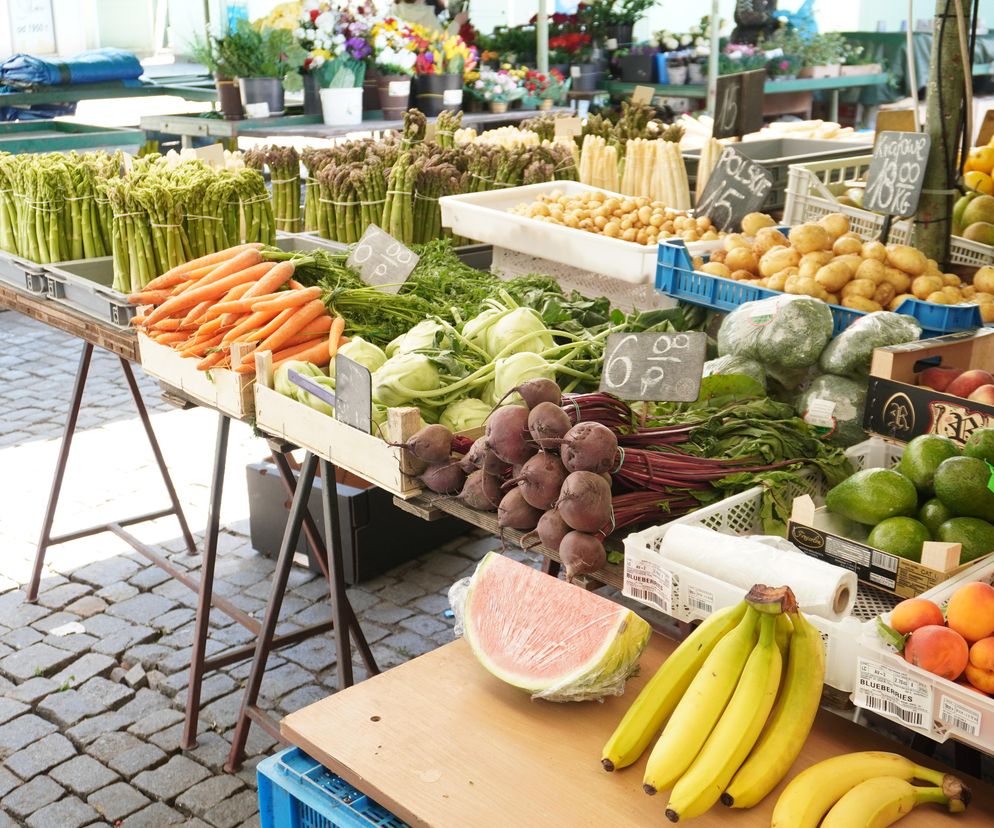 Wiosenne warzywa i owoce na poznańskich targowiskach