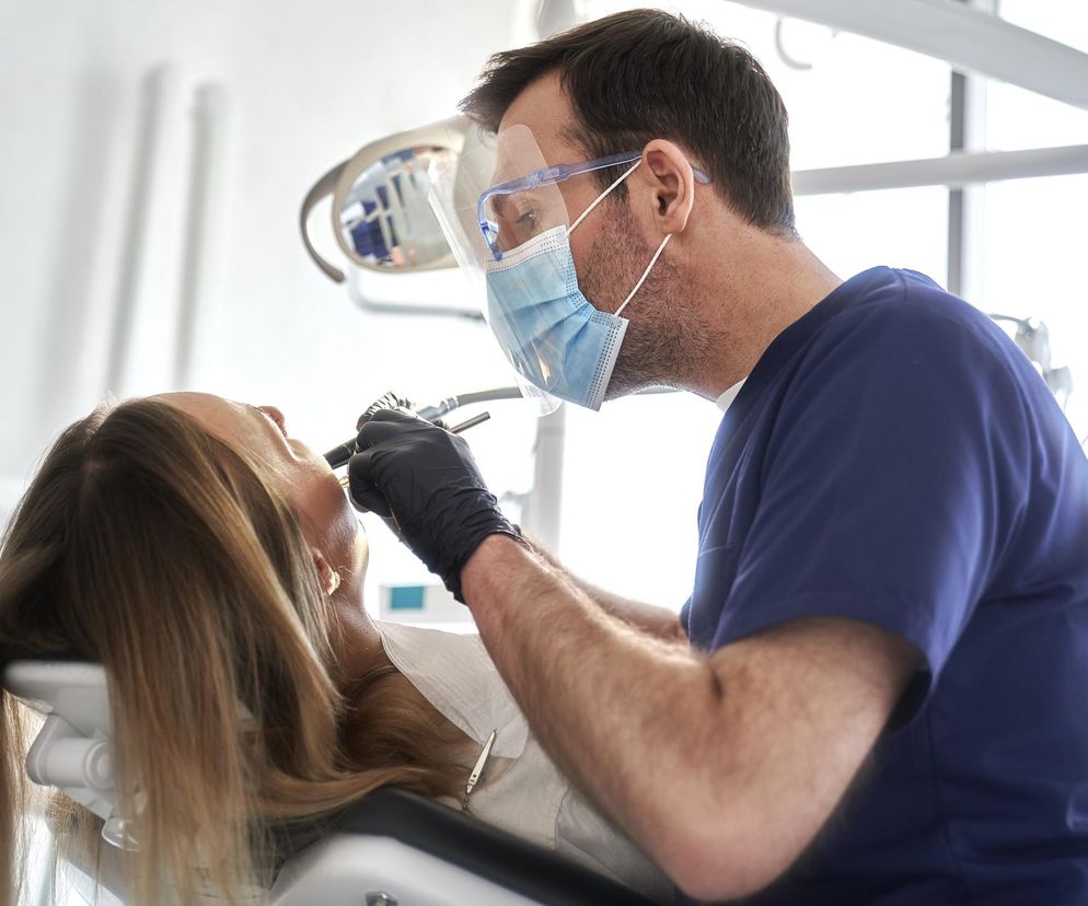 Koszmar w fotelu dentystycznym. Poparzona i oszpecona pacjentka wygrała w sądzie