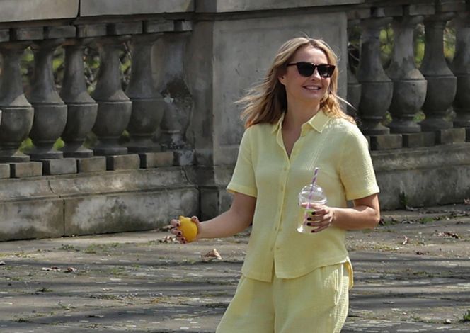 Małgorzata Socha przebiera się w parku