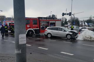 Wypadek w centrum Białegostoku. Karetka przewróciła się na skrzyżowaniu