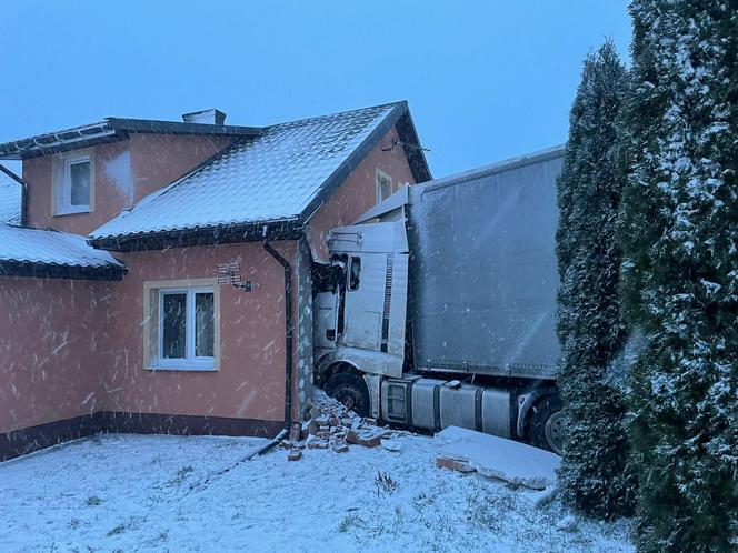 We wsi Mojtyny tir wbił się w dom. Jedna ściana została całkowicie zburzona!