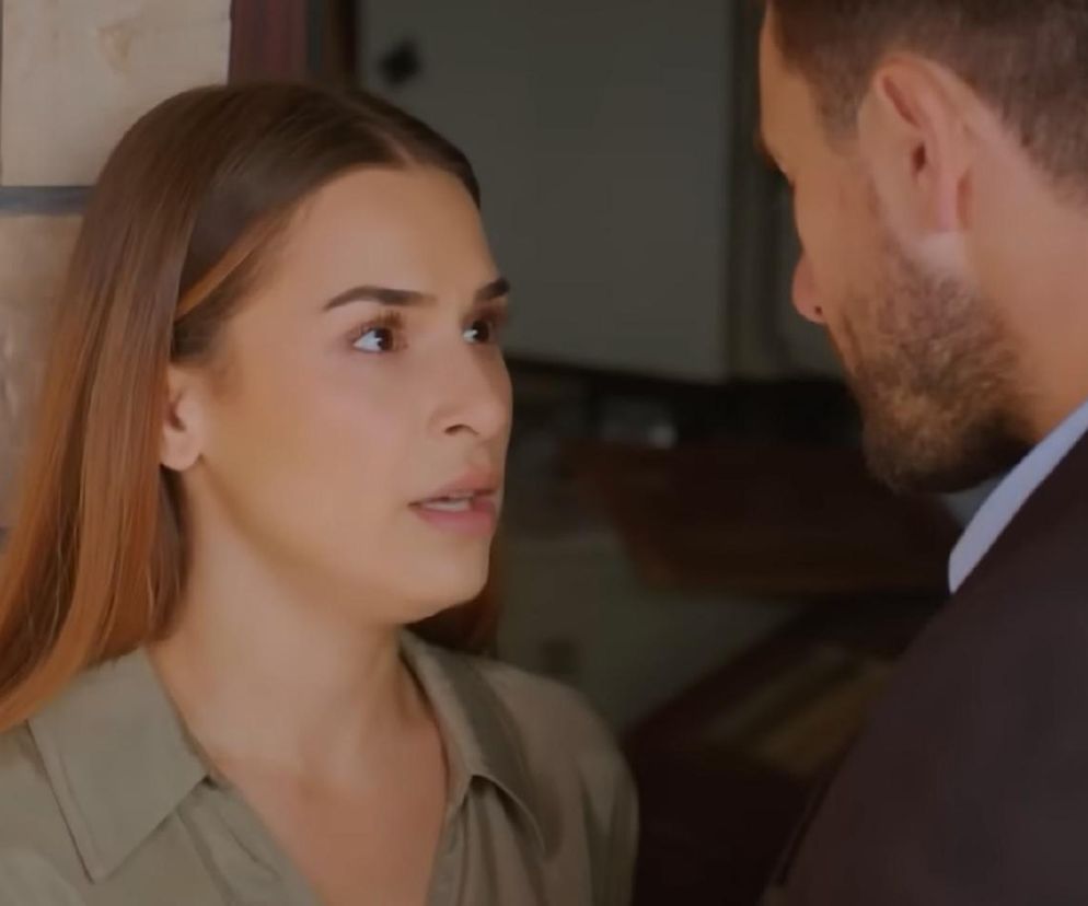 Sila w oliwkowej koszuli patrzy z zaskoczeniem na Kuzeya w ciemnej marynarce, ukazując intymny moment konfrontacji pełen emocji, który zadecyduje o dalszych losach bohaterów. Więcej o ich miłosnych zmaganiach przeczytasz na Super Seriale.