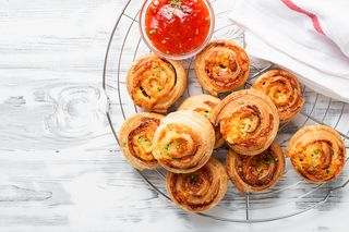 Ekspresowe pizzerinki z ciasta francuskiego to idealny pomysł na chrupiącą, zakręconą przekąskę! 