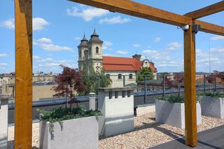 Ale miejsce! Letnia czytelnia na dachu biblioteki w Lesznie prawie gotowa