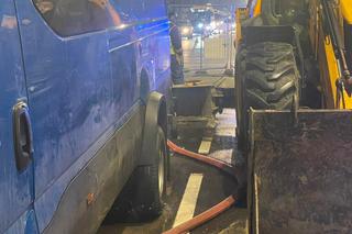 Gigantyczne utrudnienia na Pradze! Woda podmyła jezdnię na Grochowskiej. Policjanci kierują ruchem	