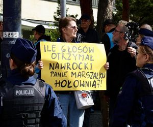 Banery na powitanie Nawrockiego 