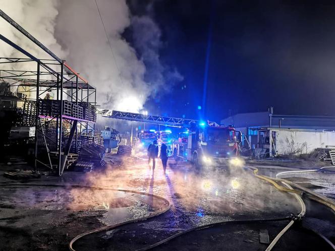 Pożar hali magazynowej w Sosnowcu przy ul. Wopistów. Płonie makulatura