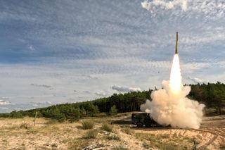 Tusk i Kosiniak-Kamysz na poligonie. Pierwsze strzelanie bojowe z systemu Wisła i HOMAR-K