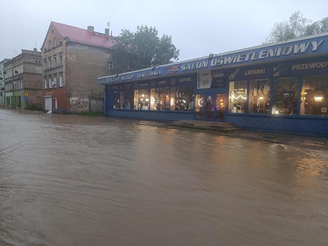 Powódź w Głuchołazach. Woda przedostała się na rynek