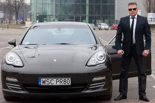 Detektyw Krzysztof Rutkowski w Porsche Panamera 4S