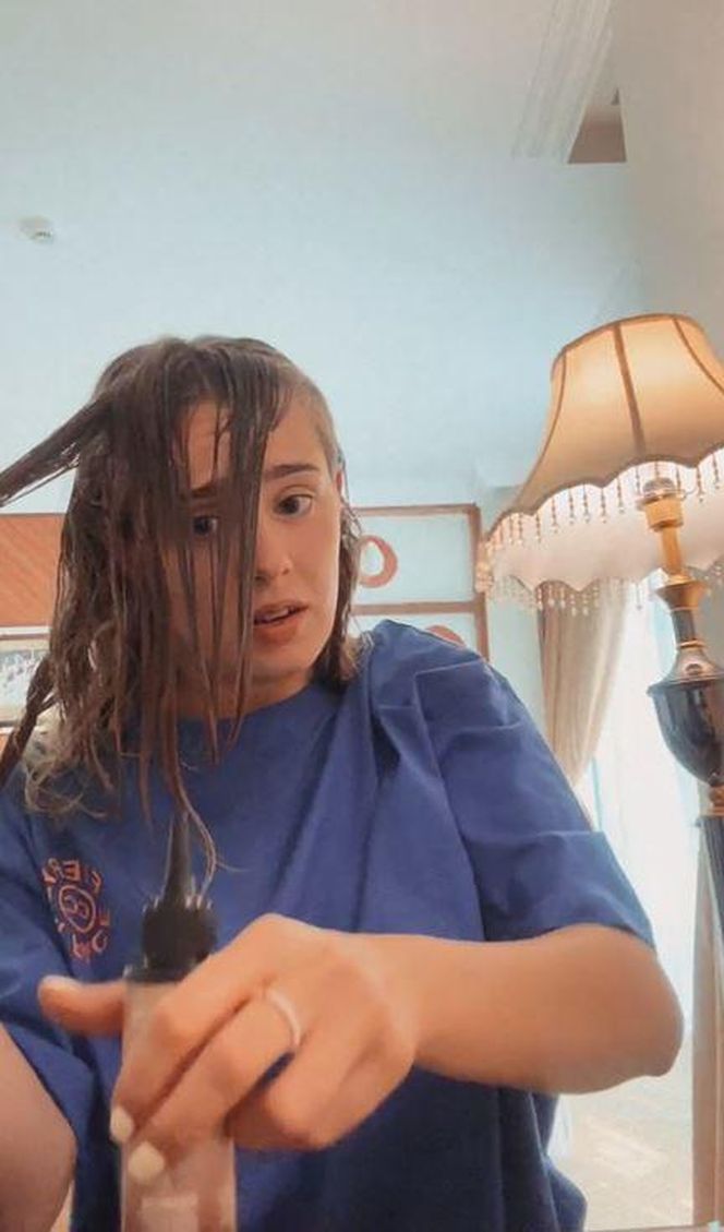 Wiktoria Gąsiewska tonuje włosy