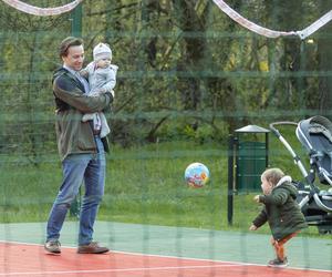 Krzysztof Bosak harata w piłkę z synkami