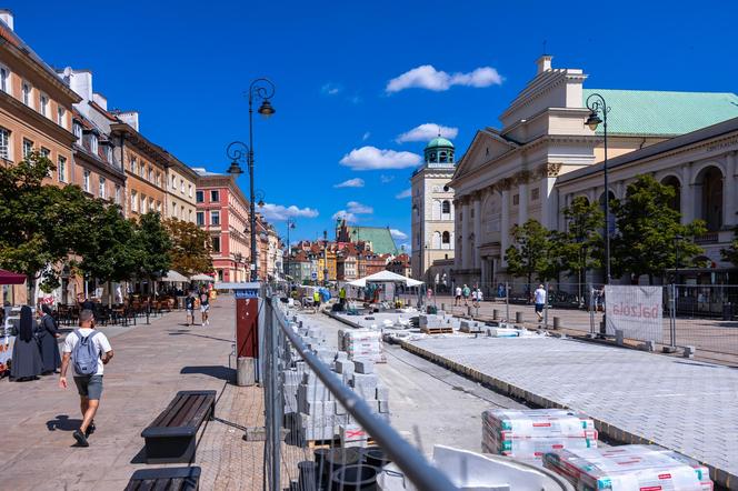 Remont nawierzchni Krakowskiego Przedmieścia w Warszawie w 2024 r.