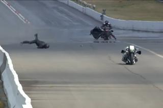 Aż boli od patrzenia! Spadł z motocykla przy prędkości blisko 350 km/h - WIDEO