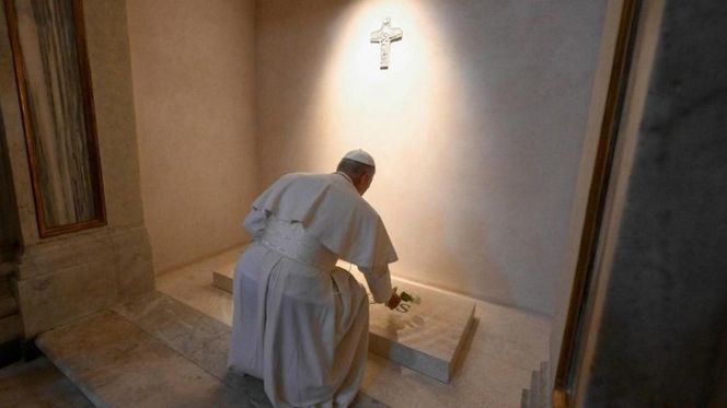 Papież Leon XIV odwiedził grob Franciszka! Wzruszająca modlitwa