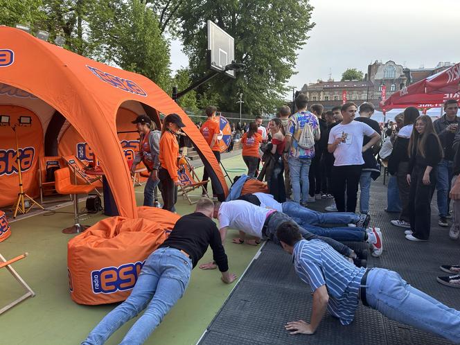 Juwenalia UEK 2024. Strefa Radia ESKA. Tłumy studentów na Koncercie Głównym