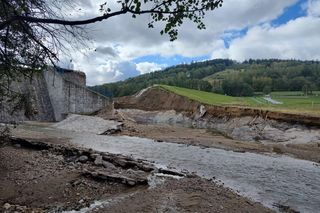Tak wygląda pęknięty wał na zaporze w Stroniu Śląskim. To tutaj rozpoczął się dramat podczas powodzi 