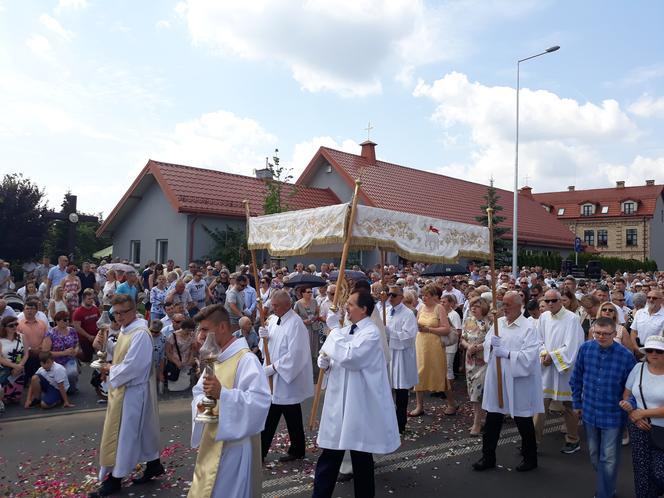 Białystok. Boże Ciało 2019. Wspólna procesja dwóch parafii: św. Jadwigi i NMP z Guadalupe