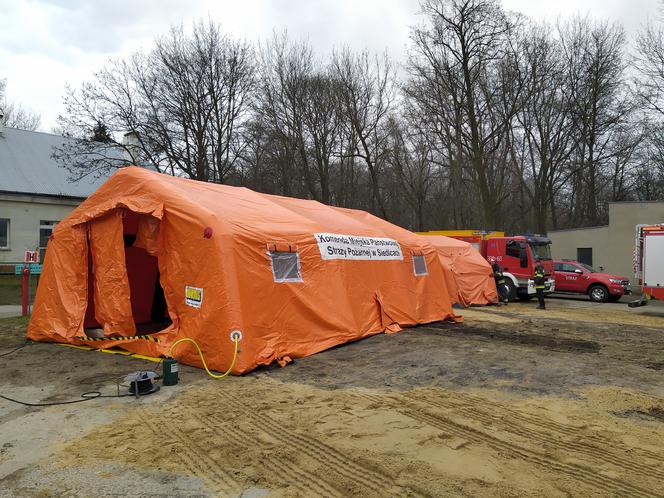 Namioty pod Szpitalem Miejskim w Siedlcach dla pacjentów oczekujących na wyniki badań na obecność koronawirusa