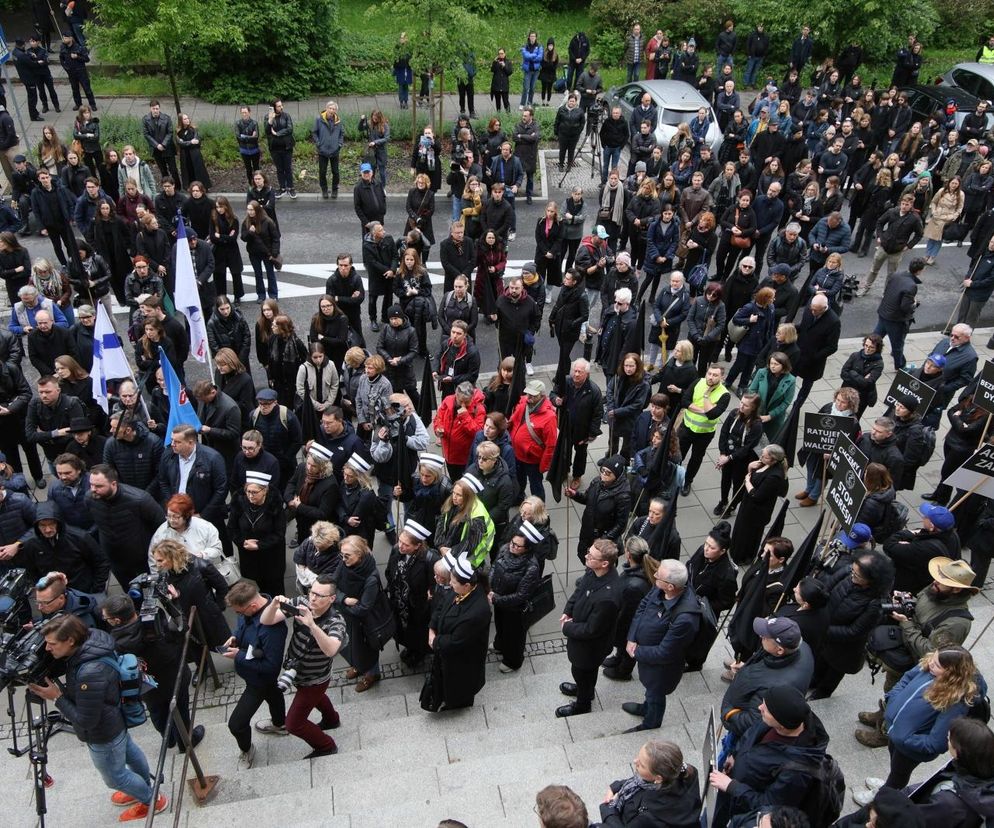 Razem przeciw przemocy. Medycy protestują w Warszawie