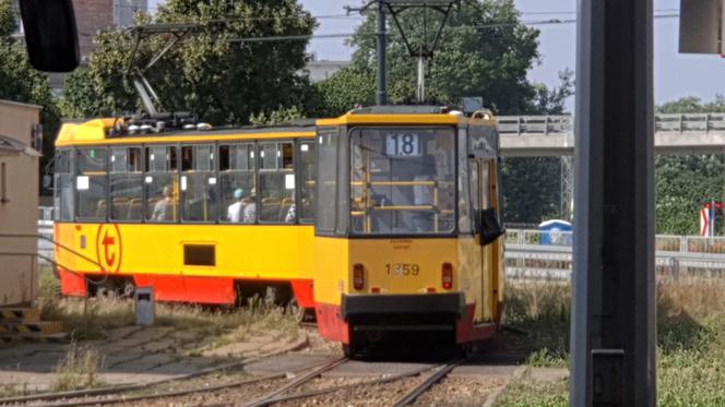 Czterolatek zginął ciągnięty przez tramwaj po torowisku. W miejscu tragedii wciąż płoną znicze