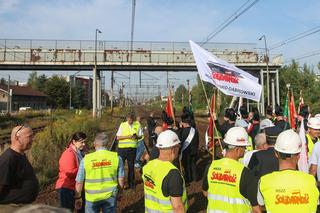 Związkowcy ostro przeciw zwolnieniom w PKP Cargo. Sparaliżowali tory