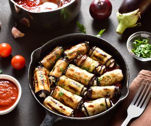 Pokrój, zawiń i wstaw do piekarnika. Te wyśmienite roladki z bakłażana to wege obiad na bogato 