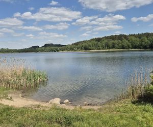 To jezioro w Olsztynie ma niezwykle czystą wodę. Jest kilka dzikich plaż, które świecą pustkami