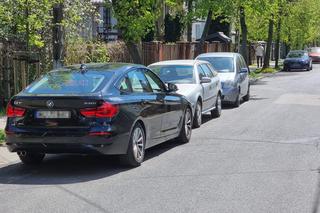 Kompletnie pijany wjechał w zaparkowane auta i ogrodzenie. Kierowca miał 3 promile