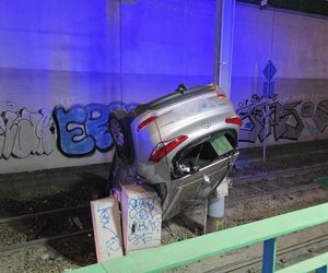 Auto spadło z kilku metrów na tory tramwajowe w Warszawie